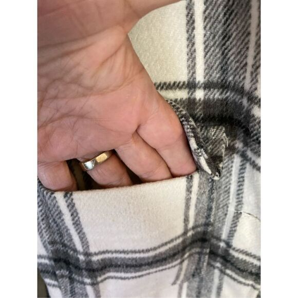 So midi length, black and white plaid shirt, jacket, size extra small - Picture 5 of 8